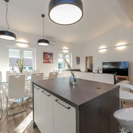 Bozi, Luxury Penthouse With Jacuzzi Daire *