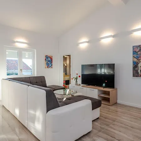Bozi, Luxury Penthouse With Jacuzzi Daire Mandre