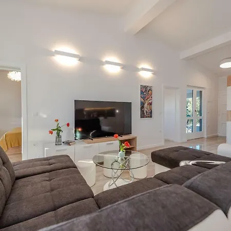 Bozi, Luxury Penthouse With Jacuzzi Daire Mandre