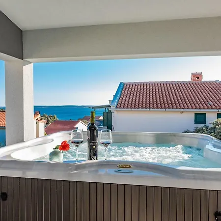 Bozi, Luxury Penthouse With Jacuzzi Daire *