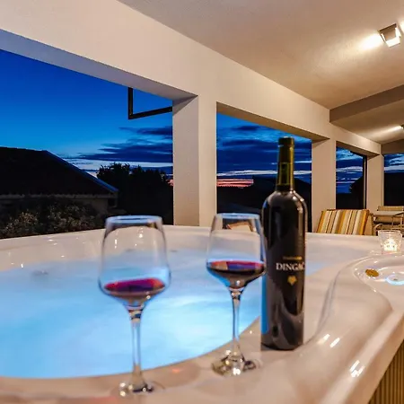 Bozi, Luxury Penthouse With Jacuzzi * Mandre