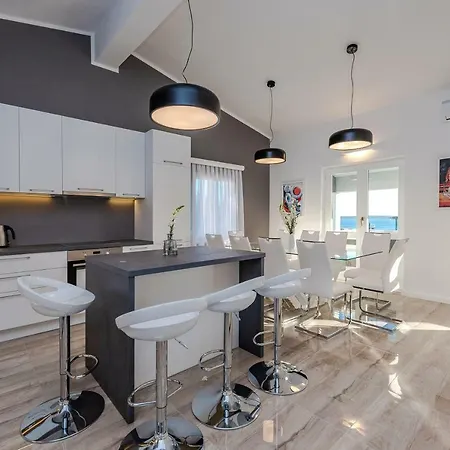 Daire Bozi, Luxury Penthouse With Jacuzzi *