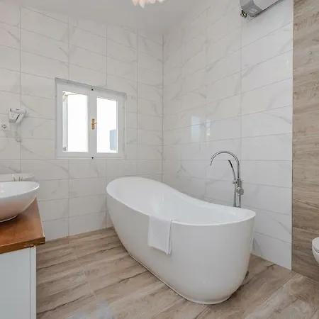 Bozi, Luxury Penthouse With Jacuzzi *