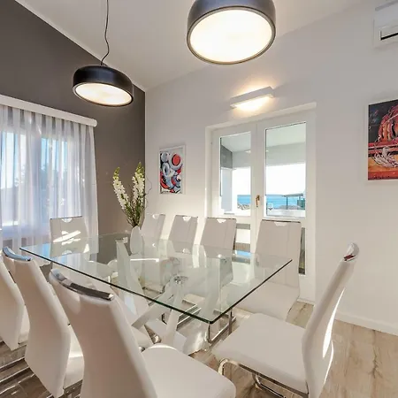 Bozi, Luxury Penthouse With Jacuzzi Daire Mandre