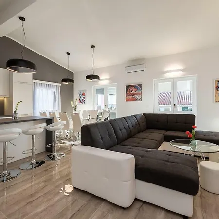 Bozi, Luxury Penthouse With Jacuzzi * Mandre