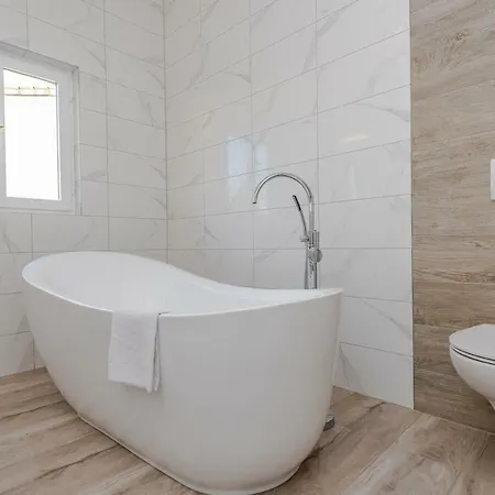 Bozi, Luxury Penthouse With Jacuzzi Daire Mandre