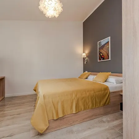 Bozi, Luxury Penthouse With Jacuzzi Daire Mandre