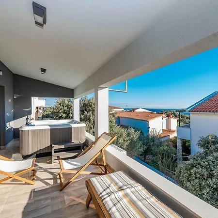 Bozi, Luxury Penthouse With Jacuzzi Apartamento *