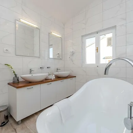 Bozi, Luxury Penthouse With Jacuzzi