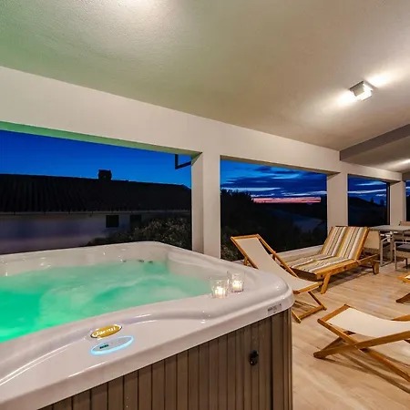 Daire Bozi, Luxury Penthouse With Jacuzzi