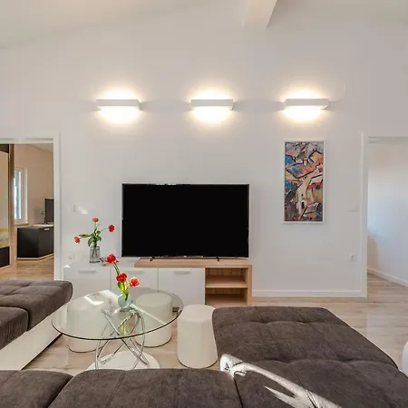Daire Bozi, Luxury Penthouse With Jacuzzi *