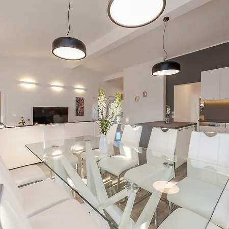 Bozi, Luxury Penthouse With Jacuzzi Apartamento *